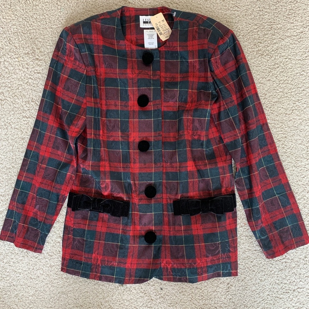 A cute jacket and skirt from Leslie Fay in size 6!!